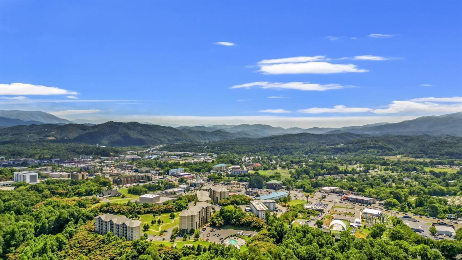 Smoky Mountain View Condo- Indoor Outdoor Pool, Walking Path, Playground, Basketball More ピジョンフォージ エクステリア 写真